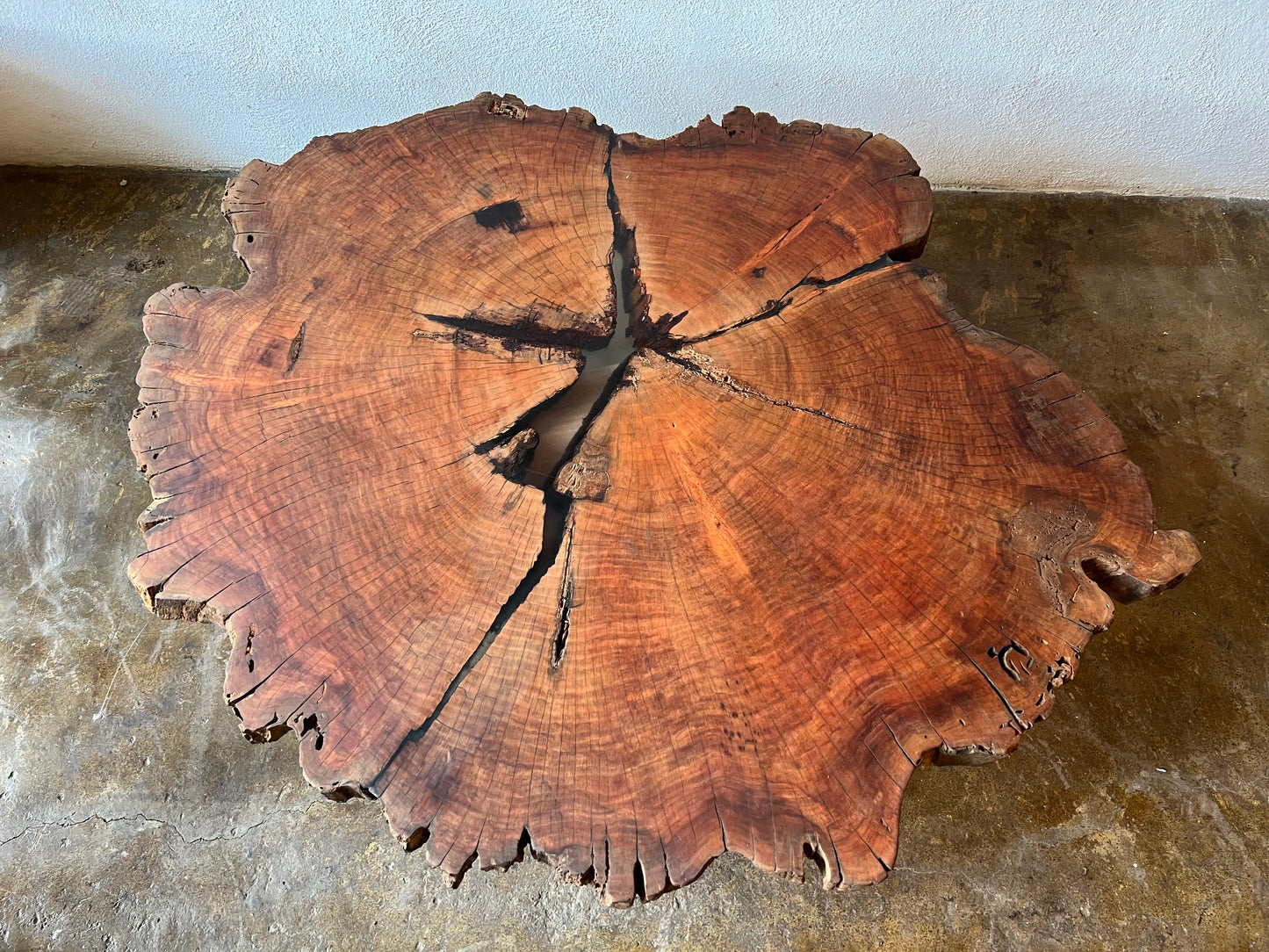 Mesa de Centro de una pieza de Capulín con resina.